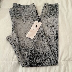 Alo Tech Lift Airbrush Leggings in Silver Crackle Size L